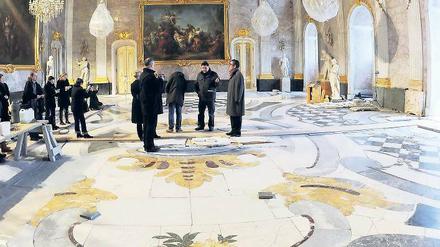 Das „größte Kunstwerk“ der Schlösserstiftung. Ein Fünftel des Fußbodens im Marmorsaal soll bis zum kommenden Frühjahr saniert und damit begehbar sein.