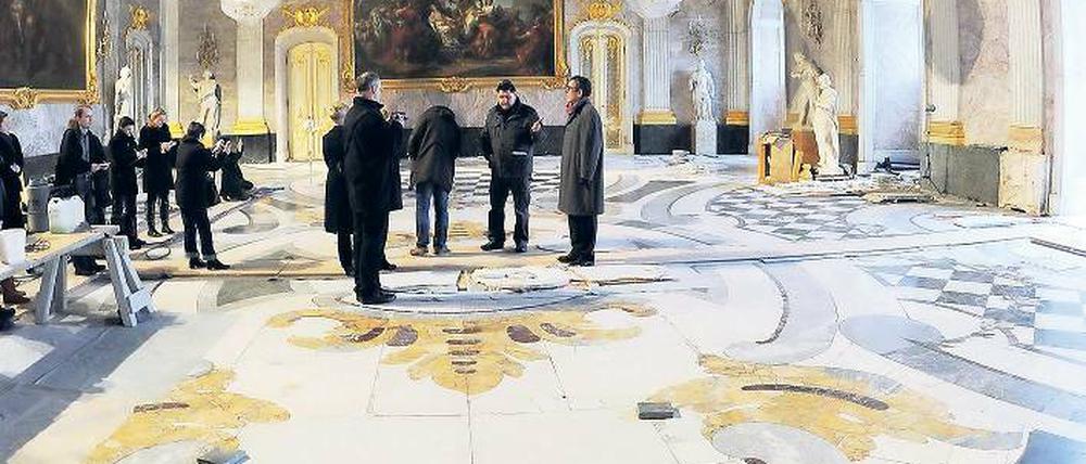 Das „größte Kunstwerk“ der Schlösserstiftung. Ein Fünftel des Fußbodens im Marmorsaal soll bis zum kommenden Frühjahr saniert und damit begehbar sein.