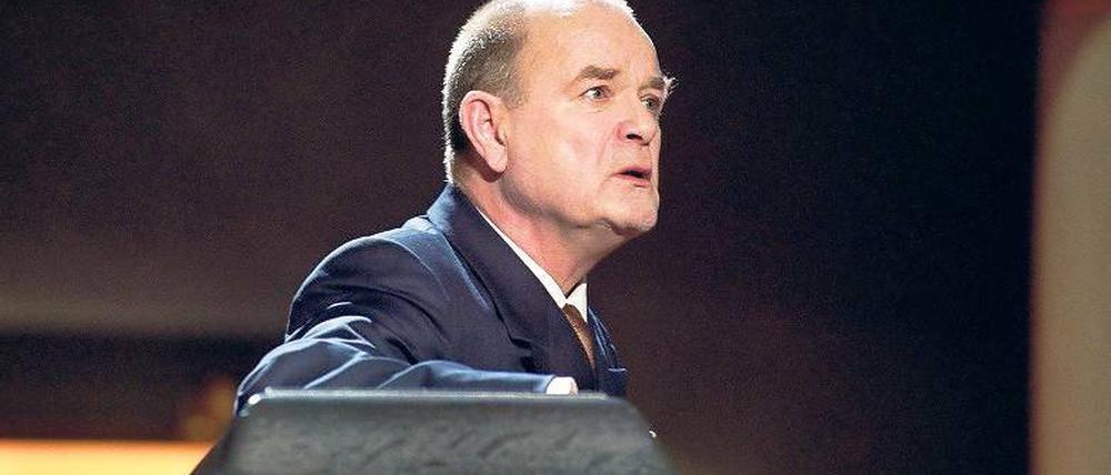 „Strömendes Füllhorn heiteren und seelenschweren künstlerischen Genusses“. Dieter Mann hinter dem Grammophon in dem Solostück „Fülle des Wohllauts“ aus „Der Zauberberg“ von Thomas Mann.