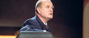 „Strömendes Füllhorn heiteren und seelenschweren künstlerischen Genusses“. Dieter Mann hinter dem Grammophon in dem Solostück „Fülle des Wohllauts“ aus „Der Zauberberg“ von Thomas Mann.