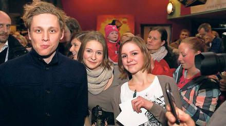 Lächeln bis es weh tut. Großer Bahnhof für Matthias Schweighöfer Sonntagabend im UCI in den Bahnhofspassagen. Nach der ausverkauften Premiere von „What a man“ diesmal in einem größeren Saal. Bis zuletzt gab es für „RubbeldieKatz“ Tickets.