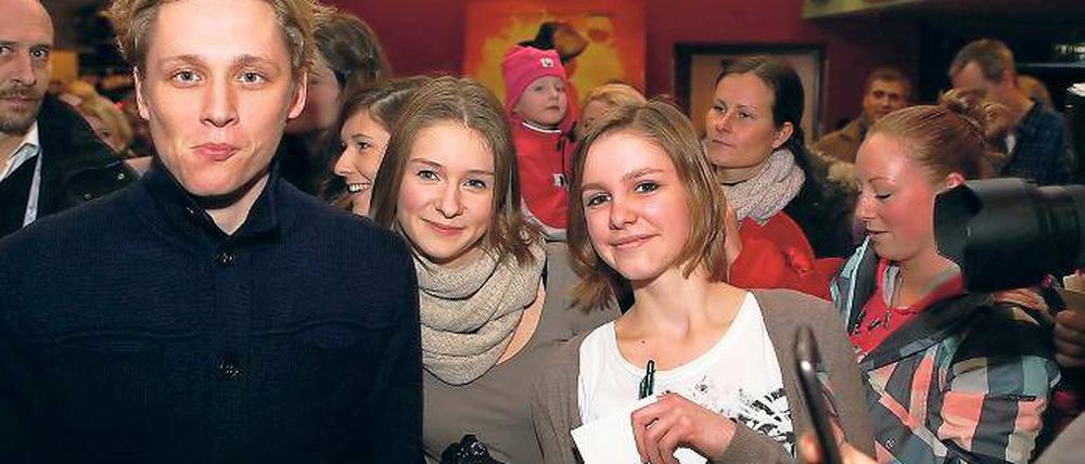 Lächeln bis es weh tut. Großer Bahnhof für Matthias Schweighöfer Sonntagabend im UCI in den Bahnhofspassagen. Nach der ausverkauften Premiere von „What a man“ diesmal in einem größeren Saal. Bis zuletzt gab es für „RubbeldieKatz“ Tickets.