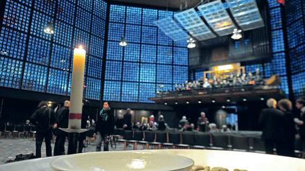 Jubiläum. Viele Gläubige versammelten sich am Sonntag anlässlich des 50-jährigen Jubiläums der Gedächtniskirche in dem Berliner Gotteshaus. Die Kirche steht neben der Ruine der Kaiser-Wilhelm Kirche, die im Krieg zerstört wurde.
