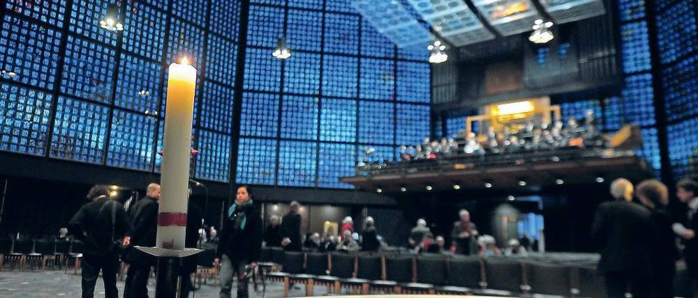 Jubiläum. Viele Gläubige versammelten sich am Sonntag anlässlich des 50-jährigen Jubiläums der Gedächtniskirche in dem Berliner Gotteshaus. Die Kirche steht neben der Ruine der Kaiser-Wilhelm Kirche, die im Krieg zerstört wurde.