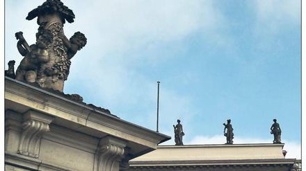 Streitobjekt. Acht Attika-Figuren, die einst das Potsdamer Stadtschloss zierten, stehen seit 1966 auf dem Dach eines Seitenflügels der Humboldt-Uni. Um ihre Rückgabe gibt es seit Jahren Streit.