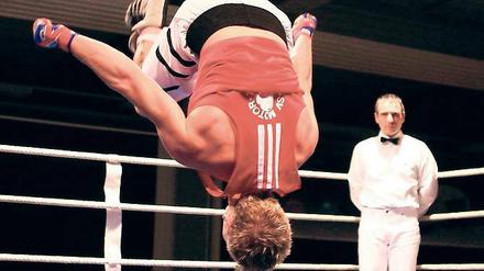 Überflieger. Babelsbergs tschechischer Halbschwergewichtler Chladek Zdenek freute sich nach seinem klaren Punktsieg über Straubings Eugen Dahinten auf besondere Art.