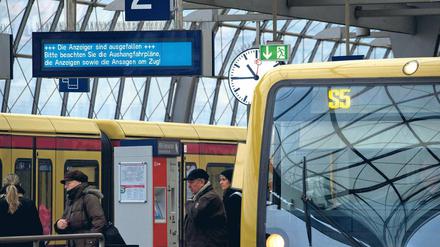 Wieder unterwegs. Am Freitag fuhren die S-Bahnen nach dem vorangegangenen Chaos wieder, aber die Fahrgastinformationen waren teils irritierend.