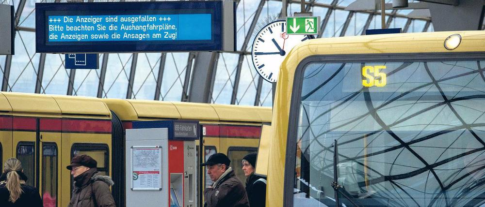 Wieder unterwegs. Am Freitag fuhren die S-Bahnen nach dem vorangegangenen Chaos wieder, aber die Fahrgastinformationen waren teils irritierend.