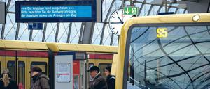Wieder unterwegs. Am Freitag fuhren die S-Bahnen nach dem vorangegangenen Chaos wieder, aber die Fahrgastinformationen waren teils irritierend.