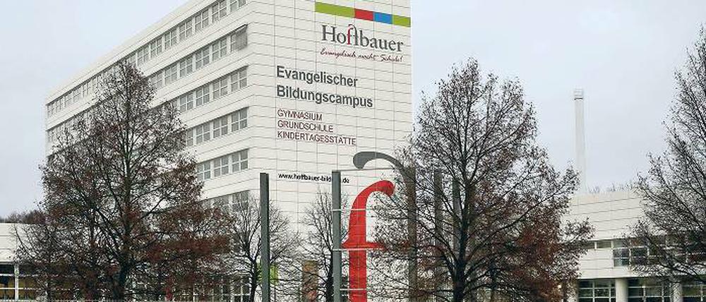 Soll um eine Vierfeld-Sporthalle erweitert werden: Der Campus der evangelischen Hoffbauer-Stiftung in Kleinmachnow. An der dortigen Grundschule lernen 286 Kinder, am Gymnasium sind es 251 Schüler.