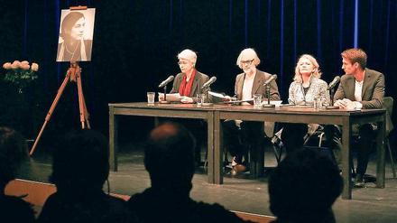 Respektvolle Erinnerung. Rückschau auf das Werk der unlängst verstorbenen Autorin Christa Wolf hielten am Samstagabend in der Reithalle Schauspieler des Hans Otto Theaters.