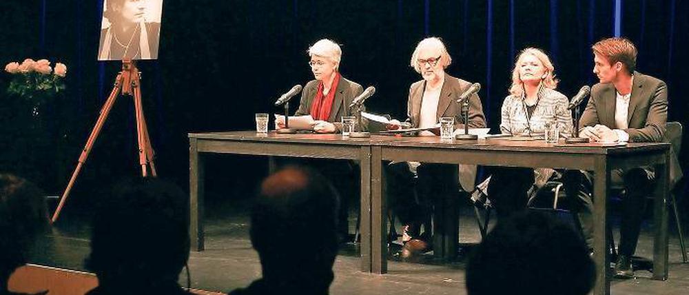 Respektvolle Erinnerung. Rückschau auf das Werk der unlängst verstorbenen Autorin Christa Wolf hielten am Samstagabend in der Reithalle Schauspieler des Hans Otto Theaters.