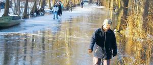 Glatte Sache. Wenn die Fließe im Spreewald zufrieren – wie hier im Winter 2002 – dann gehen die Menschen aufs Eis Schlittschuhlaufen. Im Sommer werden fast 1000 Kilometer Fließe per Kahn befahren, nicht alle frieren im Winter zu.