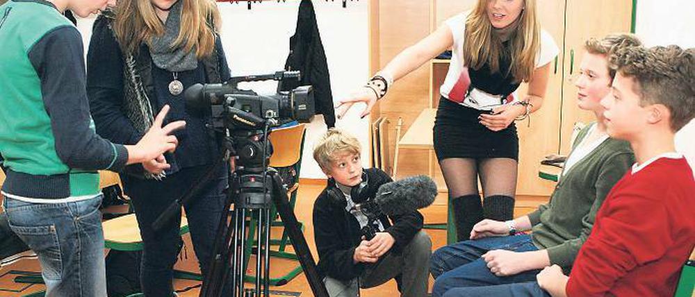 So geht’s. Und niemals direkt in die Kamera schauen! Pia Rüther und Antonia Manthey vom Filmgymnasium (v.l.n.r.) zeigen den Neuen von der Gesamtschule, wie man mit der Kameraausrüstung umgeht und einen kurzen Film dreht.