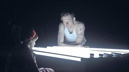 Musik macht sogar den Räuber zahm. Laura Schwickerath und Alexander Finkenwirth in Wulf Twiehaus’ Inszenierung „Der Räuber“.