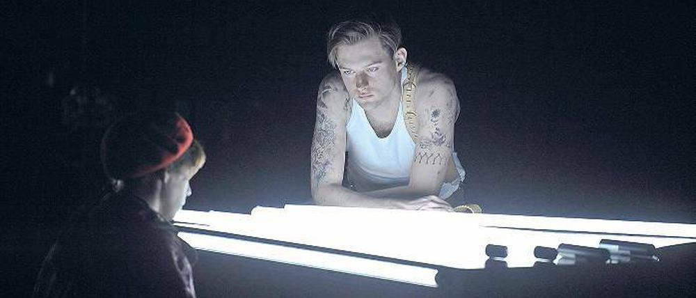 Musik macht sogar den Räuber zahm. Laura Schwickerath und Alexander Finkenwirth in Wulf Twiehaus’ Inszenierung „Der Räuber“.