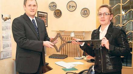 Wechsel an der Spitze. Michendorfs Bürgermeisterin Cornelia Jung (parteilos) übergab gestern symbolisch den Rathausschlüssel an ihren Amtsnachfolger Reinhard Mirbach (CDU). Der 42-Jährige wird ab Montag die Gemeindeverwaltung führen.