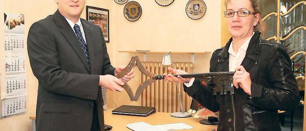 Wechsel an der Spitze. Michendorfs Bürgermeisterin Cornelia Jung (parteilos) übergab gestern symbolisch den Rathausschlüssel an ihren Amtsnachfolger Reinhard Mirbach (CDU). Der 42-Jährige wird ab Montag die Gemeindeverwaltung führen.