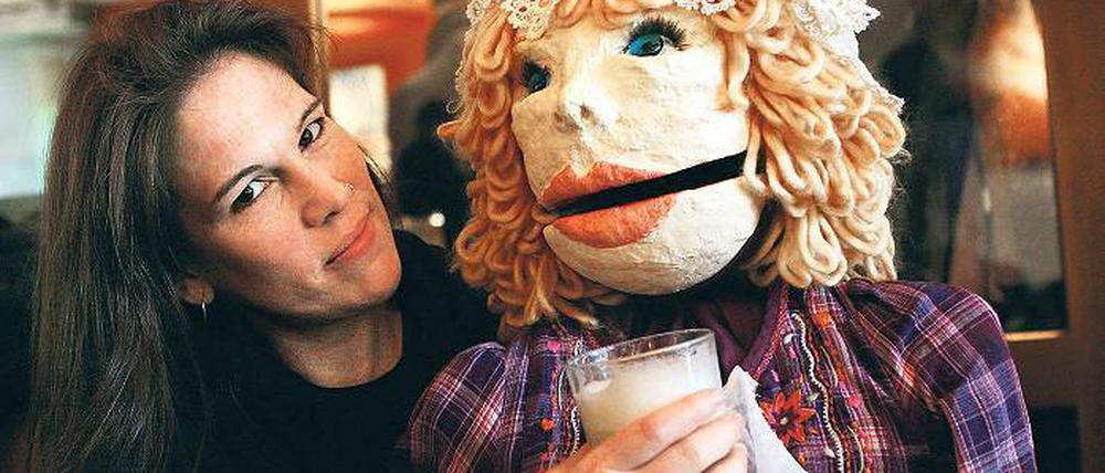 Verspielt. Ute Bräunling mit ihrer Klappmaulpuppe Isabella.
