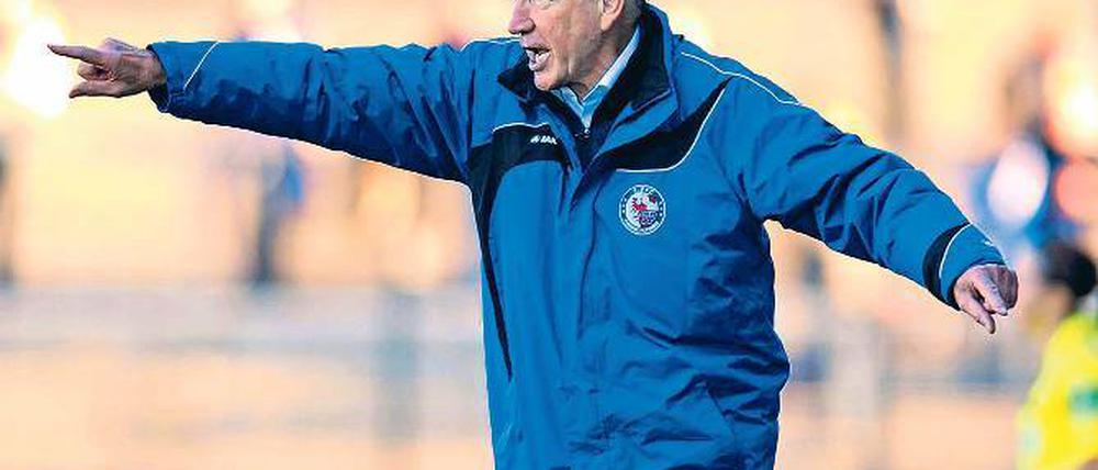 Der Erfolgscoach. Turbine-Trainer Bernd Schröder legt Wert auf die Teilnahme am internationalen Fußball. Erst kürzlich verpflichtete er mit Margret Lara Vidarsdottir eine weitere Weltklasse-Stürmerin.