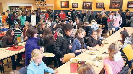 Essen mit Kuschelfaktor. In der Mensa der Voltaire-Schule heißt es erst anstehen, dann Platz suchen, dann schnell essen. Etwa 500 Kinder benutzen täglich in zwei Schichten den kleinen Speiseraum.