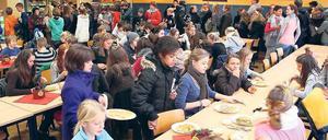 Essen mit Kuschelfaktor. In der Mensa der Voltaire-Schule heißt es erst anstehen, dann Platz suchen, dann schnell essen. Etwa 500 Kinder benutzen täglich in zwei Schichten den kleinen Speiseraum.