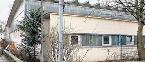 Auslaufmodell. Die alte Halle soll im Februar 2012 abgerissen werden, aber der Neubau steht frühestens im Sommer. Elternvertreter der Grundschule am Griebnitzsee laufen gegen die Pläne Sturm, KIS und Erzbistum verteidigen das Vorgehen.