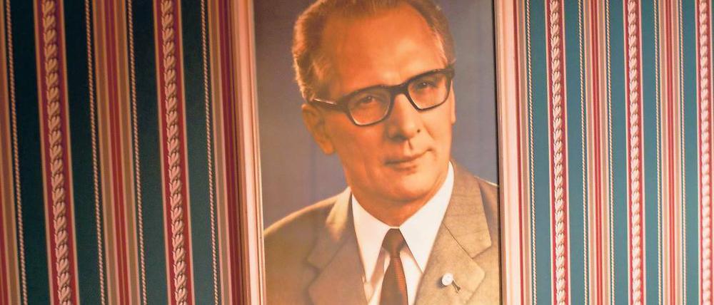 Nicht ausgetauscht. Das Portrait Honeckers war Jahrzehnte lang das selbe.