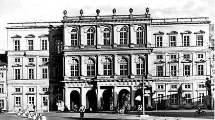 Das Palais Barberini – neben dem Stadtschloss und dem Alten Rathaus das wichtigste Gebäude am Alten Markt . Nach Entwürfen Carl von Gontards wurde es 1771 bis 1772 in der ehemaligen Humboldtstraße 5/6 errichtet.