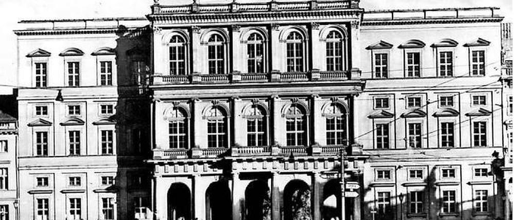 Das Palais Barberini – neben dem Stadtschloss und dem Alten Rathaus das wichtigste Gebäude am Alten Markt . Nach Entwürfen Carl von Gontards wurde es 1771 bis 1772 in der ehemaligen Humboldtstraße 5/6 errichtet.