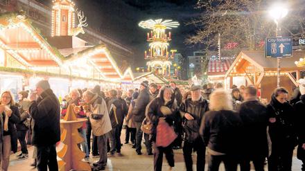 Getrübte Freude. Auf Berliner Weihnachtsmärkten treibt sich offenbar ein Mann herum, der anderen Besuchern Schnaps mit K.o.-Tropfen anbietet. Insgesamt haben sich in den vergangenen Tagen bereits zehn Personen unwissentlich vergiftet.