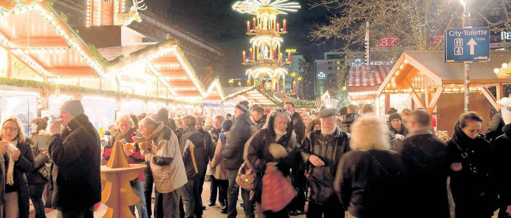 Getrübte Freude. Auf Berliner Weihnachtsmärkten treibt sich offenbar ein Mann herum, der anderen Besuchern Schnaps mit K.o.-Tropfen anbietet. Insgesamt haben sich in den vergangenen Tagen bereits zehn Personen unwissentlich vergiftet.