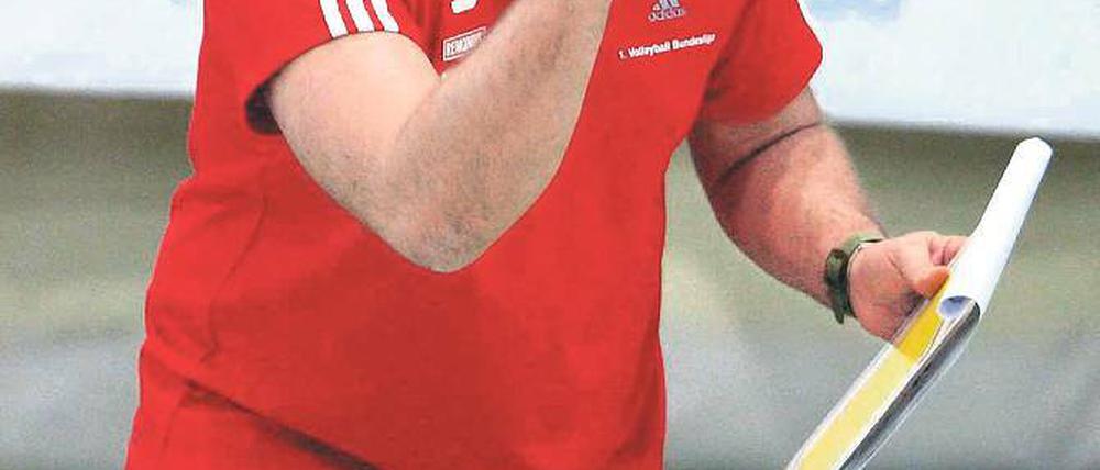 Chance nutzen. Trainer Alberto Salomoni fordert von den Volleyballerinnen des SC Potsdam im Spiel gegen den Favoriten vollen Einsatz.