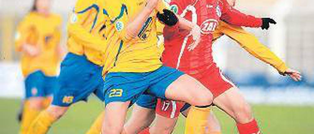 Immer einen Schritt schneller. Yuki Nagasato (vorn) traf dreimal.