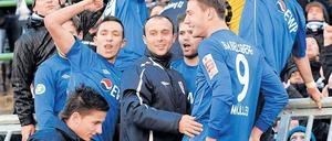 In Feierlaune. Nach dem 3:2-Sieg über Rot-Weiß Erfurt freuten sich die Nulldreier gemeinsam mit den mitgereisten Fans.