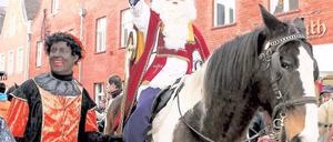 Eingeritten. Sinterklaas beim Einzug ins Holländische Viertel.