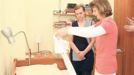 Arbeit statt Absagen. Janin Behring (l.) ist 26 Jahre alt und gelernte Hauswirtschaftshelferin. Sie arbeitet künftig im Hasenheyer-Stift in Potsdam-West.