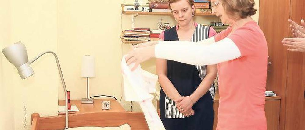Arbeit statt Absagen. Janin Behring (l.) ist 26 Jahre alt und gelernte Hauswirtschaftshelferin. Sie arbeitet künftig im Hasenheyer-Stift in Potsdam-West.