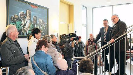Großer Andrang. Kurator Frank W. Weber und Bürgermeister Werner Große (v. r.) empfingen die Gäste im Schützenhaus.