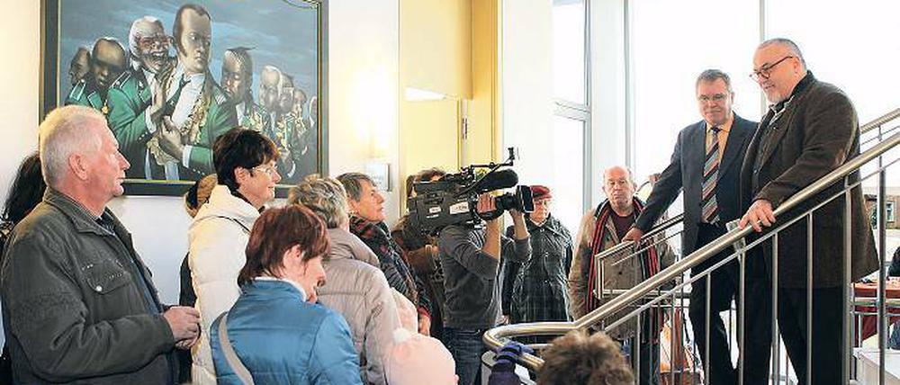Großer Andrang. Kurator Frank W. Weber und Bürgermeister Werner Große (v. r.) empfingen die Gäste im Schützenhaus.