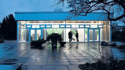 Beleuchtet in dunkler Stunde. So kann auch ein entfernter Blick auf die großformatigen Arbeiten von Frank Nitsche im Pavillon auf der Freundschaftsinsel geworfen werden.