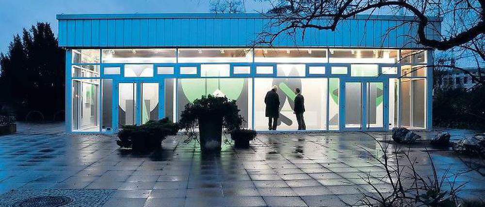 Beleuchtet in dunkler Stunde. So kann auch ein entfernter Blick auf die großformatigen Arbeiten von Frank Nitsche im Pavillon auf der Freundschaftsinsel geworfen werden.