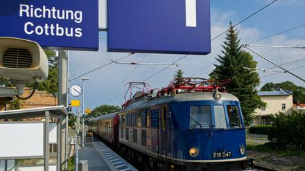 Es wird schneller Richtung Cottbus und zurück nach Berlin. Die Bahn darf seit Sonntag dort 160 km/h schnell fahren. Hier ein MEsszug der Bahn kurz nach Fertiggestellung der Strecke im Sommer.