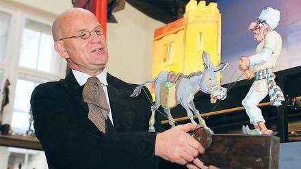 Unten Kurbel, oben Bewegung. Dirk Neumann und sein „Theatrum Mundi“. Im vier Meter breiten und drei Meter hohem Theater bewegen sich die Figuren durch die Verbindung von Rad, Kurbel und Riemen. Freitag war Neumann in Potsdam zu Gast.