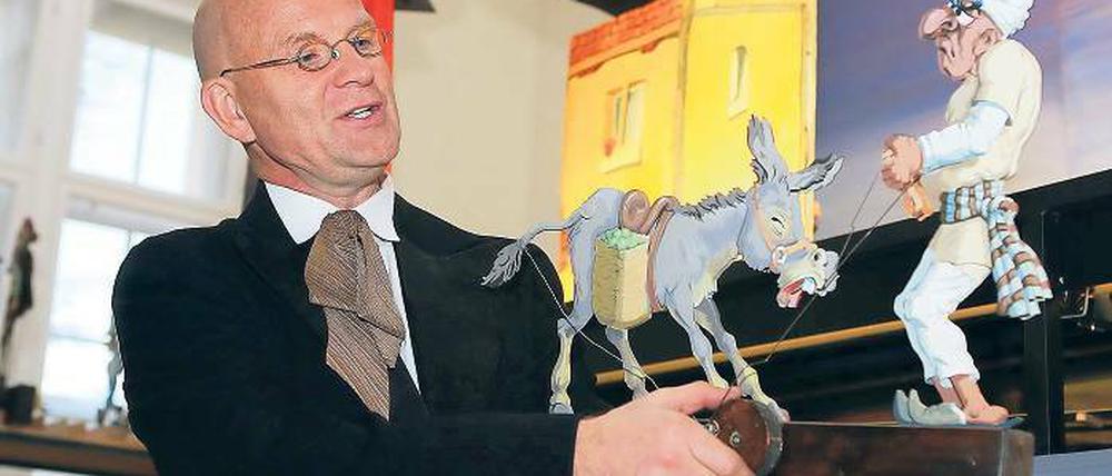 Unten Kurbel, oben Bewegung. Dirk Neumann und sein „Theatrum Mundi“. Im vier Meter breiten und drei Meter hohem Theater bewegen sich die Figuren durch die Verbindung von Rad, Kurbel und Riemen. Freitag war Neumann in Potsdam zu Gast.
