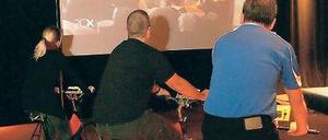 Strampeln für Menschenrechte. Aktion am Freitagabend in der Fabrik.