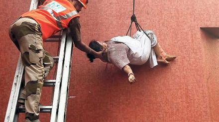 Die Feuerwehr musste die Fenster einschlagen und die Patienten abseilen, weil die Türen verschlossen waren.