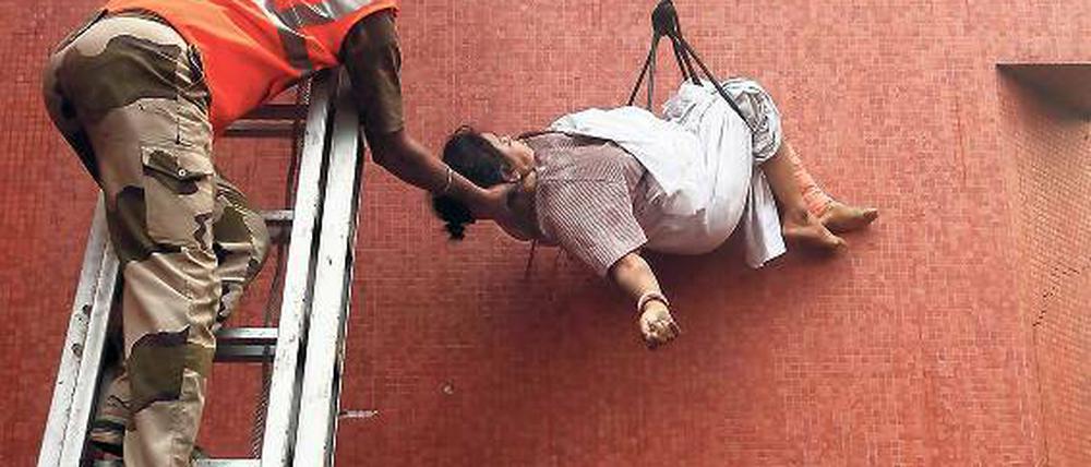 Die Feuerwehr musste die Fenster einschlagen und die Patienten abseilen, weil die Türen verschlossen waren.