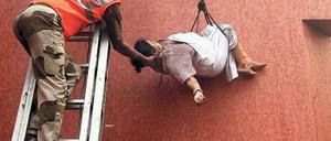 Die Feuerwehr musste die Fenster einschlagen und die Patienten abseilen, weil die Türen verschlossen waren.