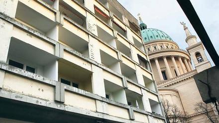 Stehen oder gehen? Umstrittene Staudenhof-Platte am Alten Markt.